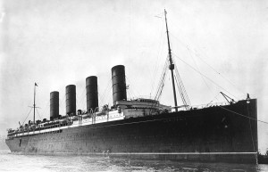 RMS_Lusitania_coming_into_port,_possibly_in_New_York,_1907-13-crop