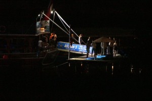 BODRUM'DA TURİSTLERİ TAŞIYAN GÜNLÜK TUR TEKNESİ KARAYA OTURDU. TEKNE YOLCULARI SAHİL GÜVENLİK EKİPLERİNİN ÇALIŞMASI SONUCU BÖLGEYE GELEN BAŞKA BİR TEKNEYE ALINARAK KURTARILDI (EREN AYHAN/MUĞLA-İHA)